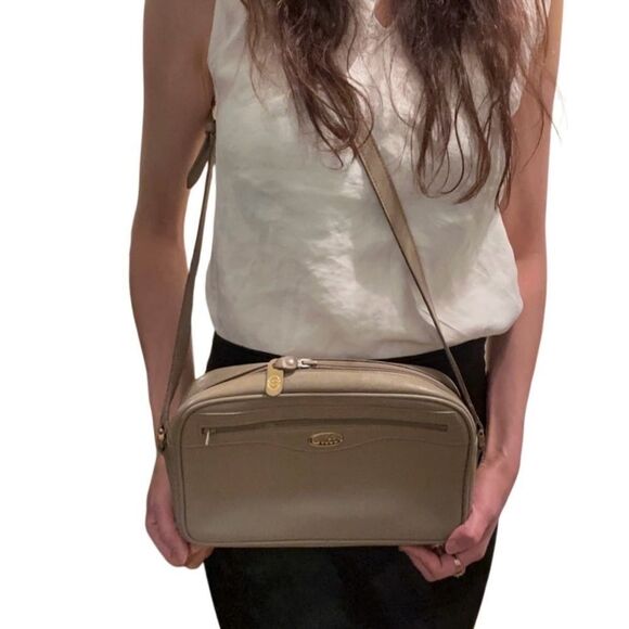 Gucci Tan Crossbody Bag with Adjustable Strap - Picture 3 of 16